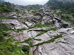 Magnifica cascata in prossimità del fondovalle.....